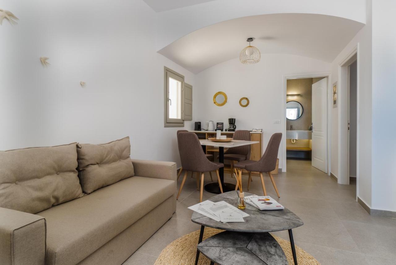 Symphony Suites Santorini Pýrgos Стая снимка